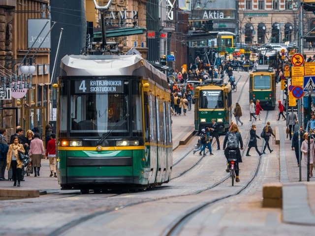Kuva Helsingin julkisesta liikenteestä, jossa on raitiovaunuja